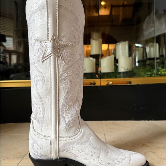 NIB Lucchese Gina White Boot size 7 B
$795 - Picture 8 of 11